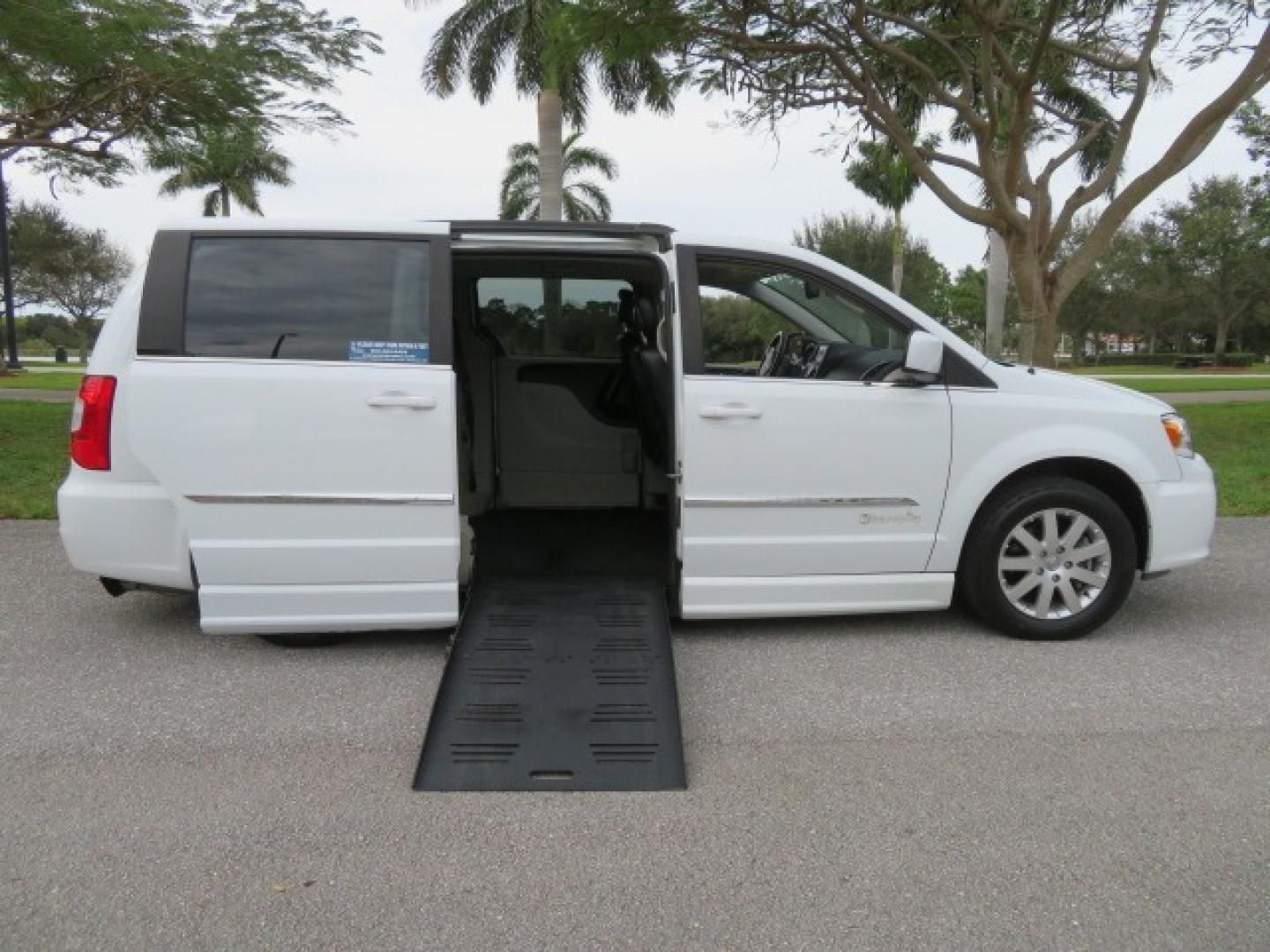 2014 White /Black Chrysler Town & Country (2C4RC1BG4ER) , located at 4301 Oak Circle #19, Boca Raton, FL, 33431, (954) 561-2499, 26.388861, -80.084038 - Photo#38